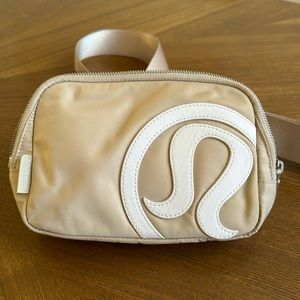 Trench lululemon everywhere belt bag